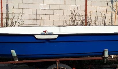 Laminatovy clun s motorem