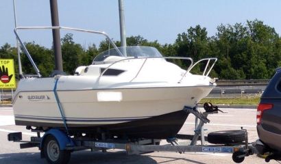 kajutová loď Quicksilver 470 a Mercury 50 s přívěsem