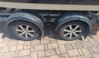 Prodám motorový člun SEA RAY 19 SPXE motor Mercruiser 4,5 200 koní 147 kW rok výroby 2019 první majitel najeto 60 motohodin Plně servisováno STK 1.4.2027  Délka 6 m, šířka 2,5 m, 8 lidí, rádio, sprcha, lednice, sonar atd. STAV NOVÉHO ČLUNU vhodné jak pro 