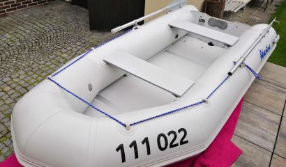 Nafukovací člun s motorem Nafukovací člun s motorem