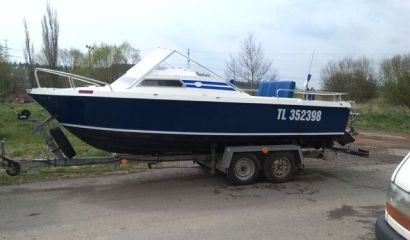 Kajutový člun , kajutová lod  s motorem a vlekem