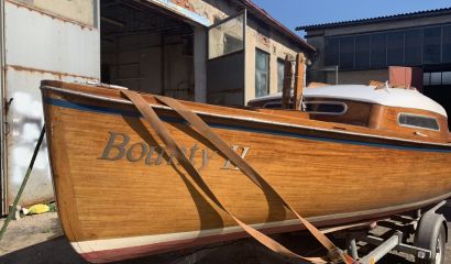 Celodřevěná plachetnice k prodeji