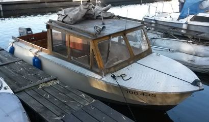 Motorový člun s kajutou