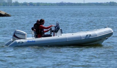 Nafukovací člun RIB Adventure V-500 Luxury s motorem Evinrude E-TEC 75 s lodním přívěsem
