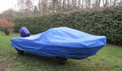 Prodám rybářskou loď a lodní motor