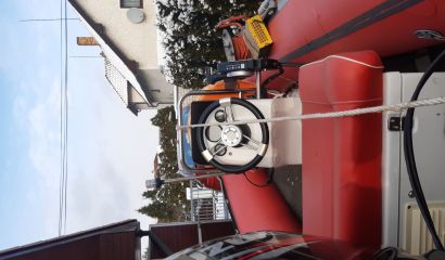 Prodám tento člun motor 30 hp jako nový Suzuki