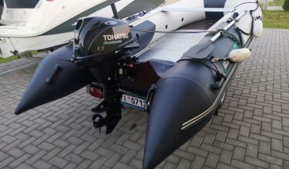 Člun s motorem a podvozkem